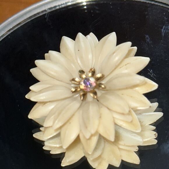 Vintage 60s Coro soft white plastic daisy clip on earrings /rhinestone center - Picture 3 of 6